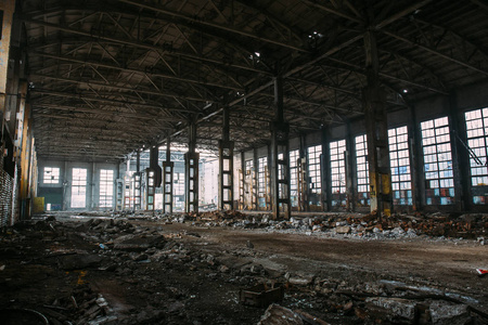 废弃的工业厂房废墟和拆迁概念