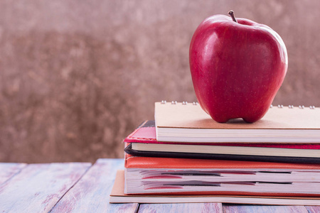 回到学校的概念。一堆书和红苹果