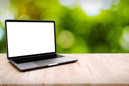 笔记本电脑与白色空白屏幕在办公桌上与绿色散光自然背景, 广告, 工作空间, 互联网技术, 商业概念