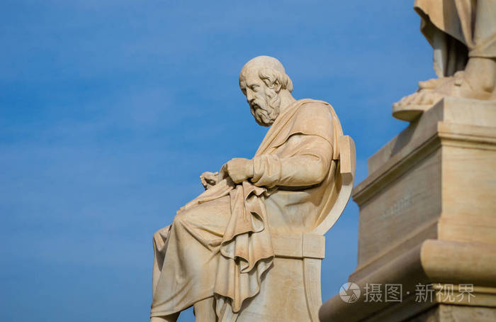古代大哲学家柏拉图的大理石雕像在背景上的天空