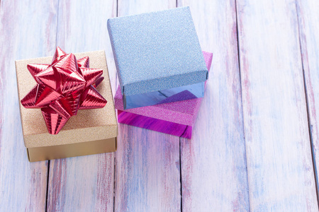 圣诞快乐新年礼品盒和红丝带带标签