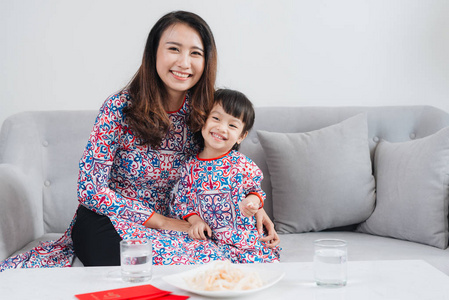 越南母亲和女儿在家里庆祝新年。春节假期