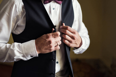 生意人穿夹克, 男性手特写, 新郎准备在早晨在婚礼之前