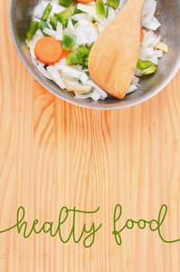 蔬菜和调味料在木桌与健康食物文本