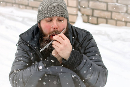 大胡子男人冰雪冬