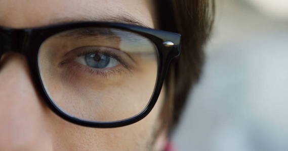 脸起湿疹了办一半的男性脸戴着蓝眼睛.关门了背景模糊照片