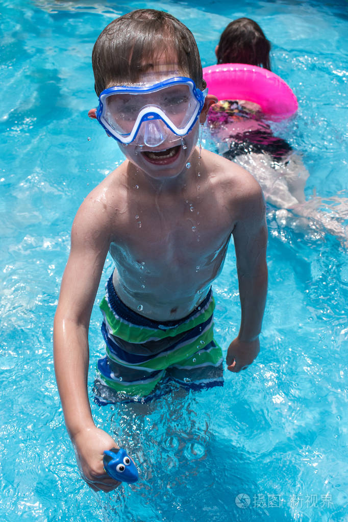 泳池游泳镜中微笑的小男孩