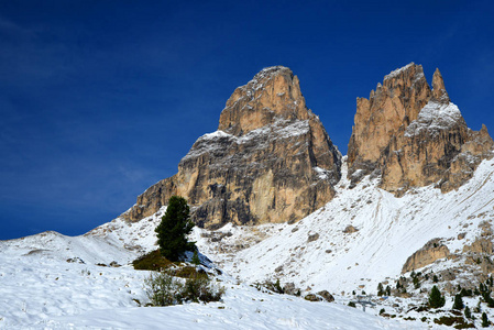 山群 Sassolungo Langkofel。美丽的雪冬天景观中白云岩。特伦托省，南蒂罗尔，意大利