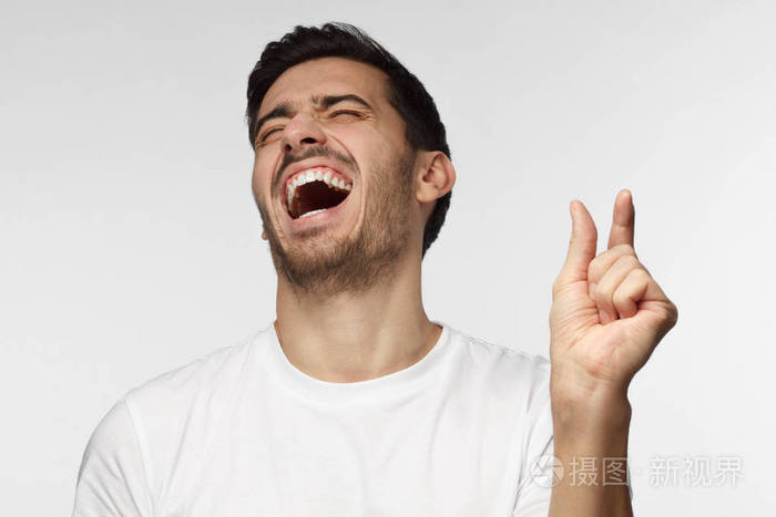 年轻人用他的两个手指展示了一些非常微小的东西