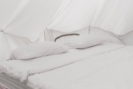 床上的白色枕头, 室内概念