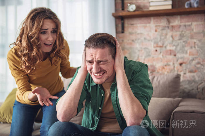 已婚夫妇在家里吵架