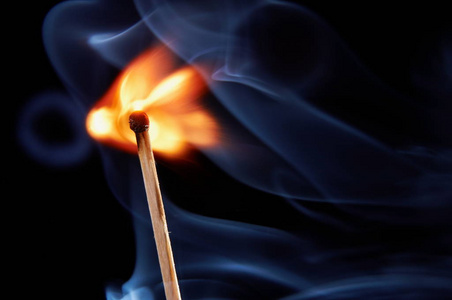 点亮的火柴图片