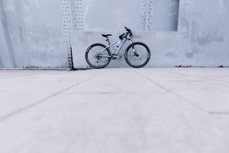 停放的自行车墙是用灰铁做的