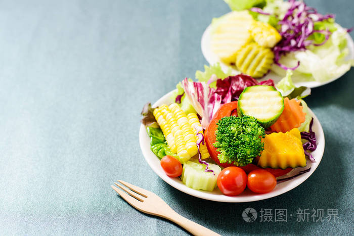 在白盘子里的混合的蔬菜沙拉.