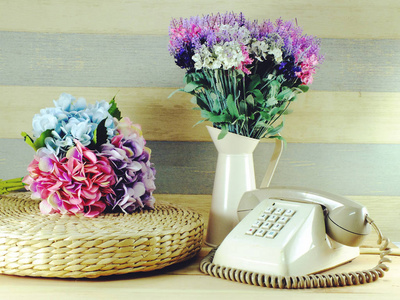 复古电话家庭内饰与花花束