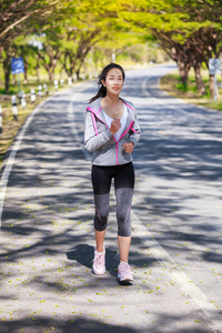 在公园跑步健身女人