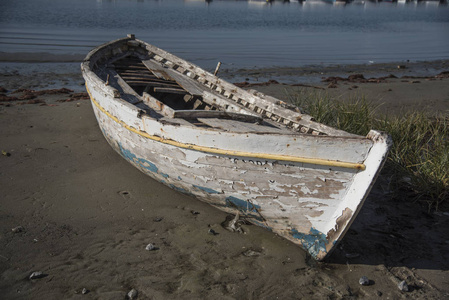 老船被遗弃在岸边