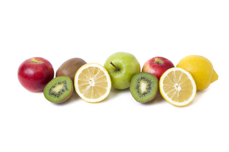 柠檬与苹果和猕猴桃在白色背景。猕猴桃与柠檬在白色背景。白色背景下的水果