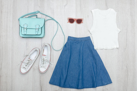 牛仔裙, 眼镜, 白色 t恤和运动鞋