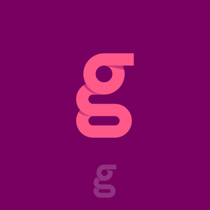 G 折纸字母。紫色背景上的粉红色字母 g