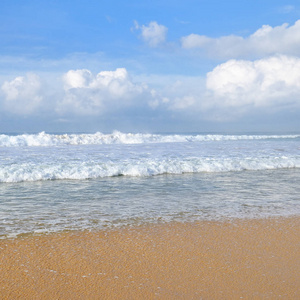 美丽的海景和蓝天背景。广泛的沙滩。印度洋的海岸。斯里兰卡南部