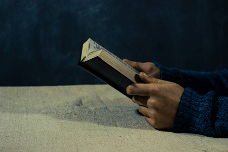 牧师读圣经图片