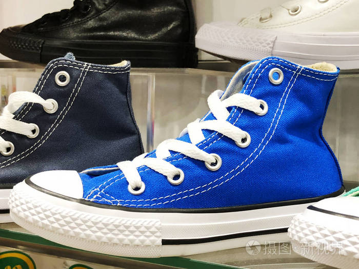 在不同的颜色,在一家奢侈品店卖运动鞋