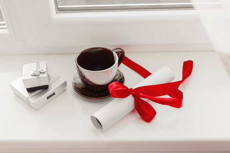 一杯咖啡, 一封红色丝带的信, 和窗台上的礼物