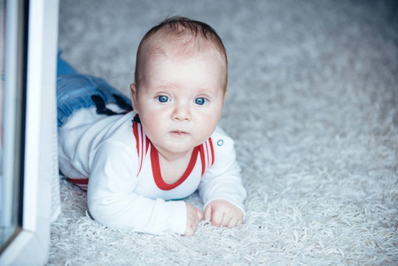 蓝眼睛的婴孩在可爱的面孔