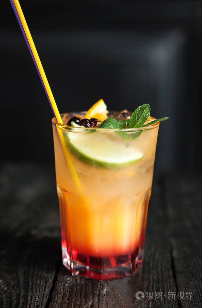 夏季新鲜无酒精鸡尾酒在黑暗的木质背景下