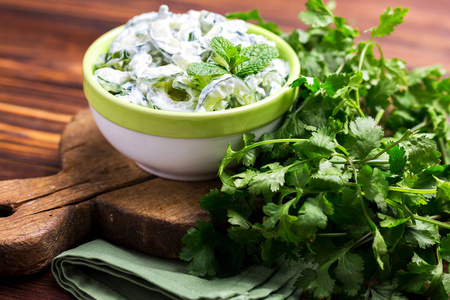 印度黄瓜酸奶与酸奶, 薄荷, 香菜.希腊 tzatzi照片
