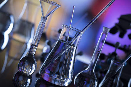 科学实验的概念背景。实验室烧杯, 显微镜, 吸管。散背景