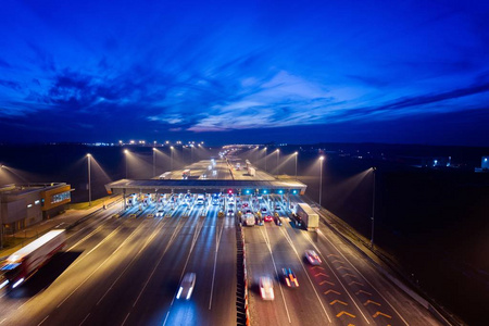 空中无人机查看高速公路上的收费点夜间