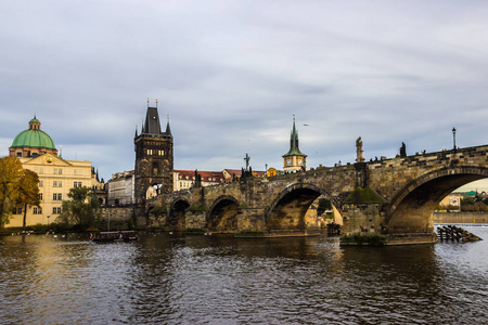 美丽的伏尔塔瓦河河 秋天在布拉格, 捷克共和国, 欧洲