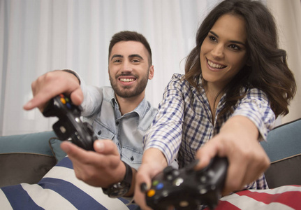 情侣玩视频游戏在家里
