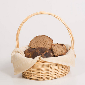 新鲜烤游荡圆工匠酸面团全麦面包在面包篮子里