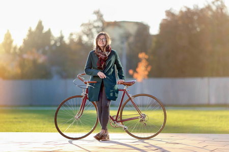 时髦的女孩与老式自行车