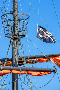 人船桅关于一老的海盗船旗海盗旗向一船历史悠久的船上挂着海盗旗国旗