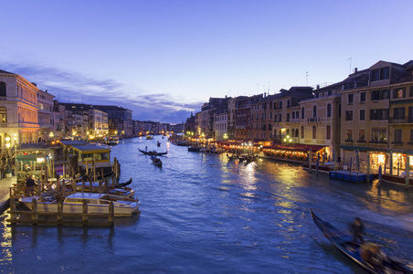 意大利威尼斯的大运河。从交易所大桥夜景