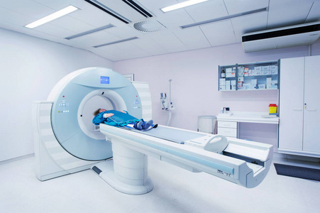 女性患者在医院进行 Ct 电脑断层扫描。佩戴铅围裙的病人覆盖重要器官