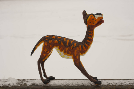 用纸纸浆制成的玩具.混杂的野兽照片