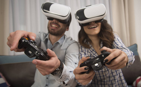 朋友玩电子游戏戴虚拟现实眼镜