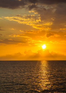 金色的夕阳在海