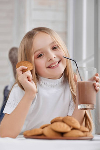 小女孩饼干和巧克力牛奶