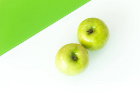 绿色苹果在白色绿色玻璃背景