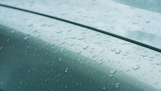 绿色汽车上的雨滴