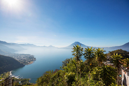 美丽的湖阿特蒂兰湖和火山在危地马拉的高地, 中美洲