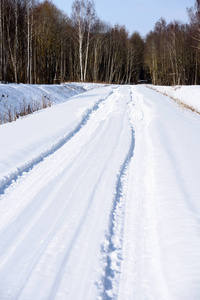 白雪覆盖的雪冬路