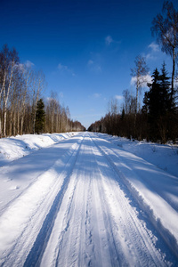 白雪覆盖的雪冬路