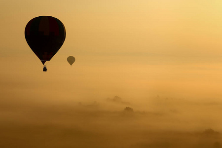 热气球, 大气气球飞越山上的景观在马略卡岛日出